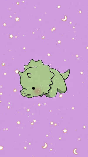一隻綠色睡著的恐龍在紫色背景上漂浮在星星和月亮之間。 — 可愛的恐龍 壁紙