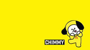 一隻微笑的卡通狗角色名叫 Chimmy，穿著黃色衣服揮手。 — 奇米 BT21 壁紙