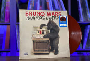 Bruno Mars專輯封面，大猩猩在點唱機旁，深紅色黑膠唱片。 — 火星人布魯諾 壁紙