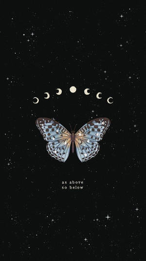 星星圖案的蝴蝶在月相下，背景是繁星點點的夜空，附有文字 as above so below — 女巫 壁紙
