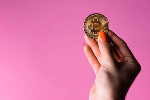 手在粉紅色背景上拿著金色比特幣硬幣 — 可愛粉色女孩 壁紙