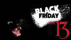一隻帶有發光眼睛和露出牙齒的黑貓，旁邊有 'Black Friday the 13th' 文字。 — 黑色星期五 壁紙