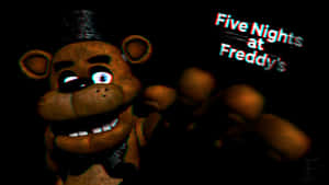 Freddy Fazbear 機械熊，帶有發光眼睛和高帽，處於黑暗環境中。 — 惡夢佛萊迪 壁紙