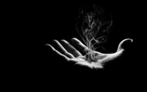 一隻張開的手在黑色背景前托著煙霧縷縷。 — 暗黑美學電腦 壁紙