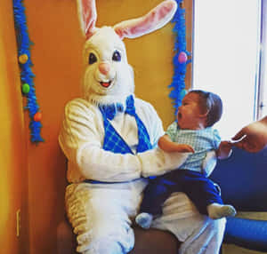 復活節兔子抱著大笑的嬰兒，一隻手遞上零食。 — 兔子 GIF 壁紙