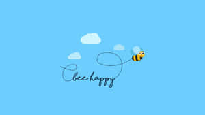 一隻卡通蜜蜂飛翔，在藍天白雲背景下留下一條虛線軌跡，拼出 bee happy。 — 喜悅 壁紙