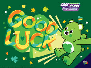 肚子上有三葉草的綠色Care Bear在彩色Good Luck文字旁邊跳躍。 — 好運 壁紙