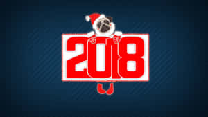 戴聖誕帽的巴哥犬在藍色條紋背景上從紅色2018圖形上方探出頭來。 — 狗狗藝術 壁紙