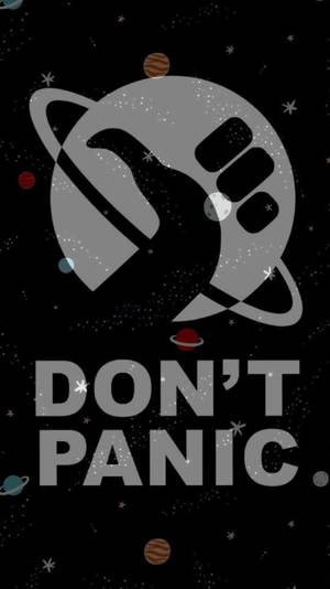 一隻戴著戒指的灰色拳頭在太空中，有行星和星星以及文字 don't panic。 — 恐慌 壁紙