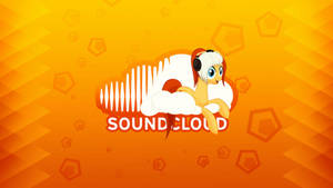 一隻戴著耳機的卡通小馬在 SoundCloud 標誌旁邊的雲上休息。 — Soundcloud 壁紙