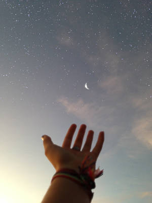 一個人的手伸向夜空中的星星和月亮。 — 月亮與星星 壁紙
