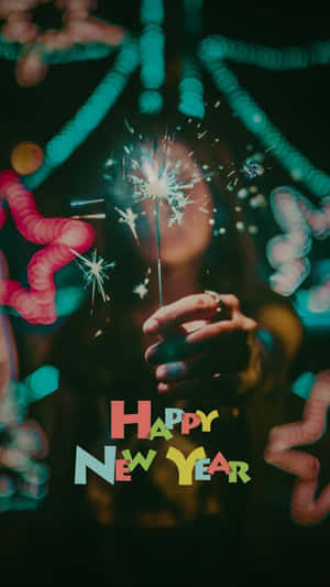 手拿仙女棒，背景有彩色散景燈光和Happy New Year文字。 — 手機 壁紙
