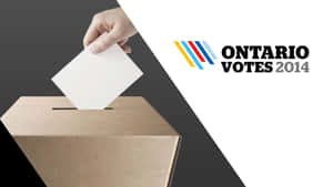 手將選票放入2014年安大略省選舉的投票箱。 — 選舉 壁紙