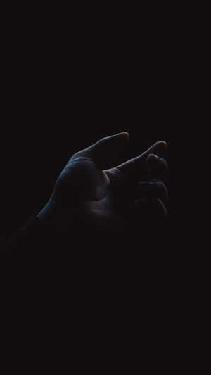 一隻手在黑暗中伸出，手指微微彎曲。 — 最佳黑暗 壁紙
