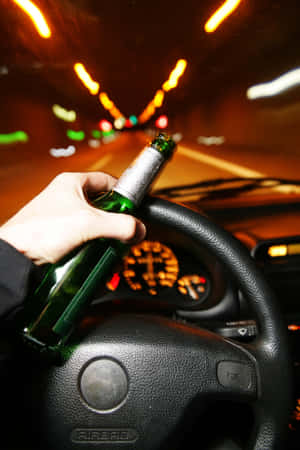 夜晚在隧道中手持啤酒瓶放在汽車方向盤上 — 派對 壁紙