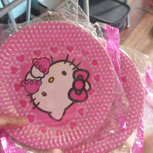 粉紅色Hello Kitty紙盤，帶有白色圓點和愛心圖案，用塑膠包裝著。 — Hello Kitty 萬聖節 壁紙