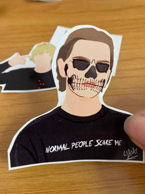 骷髏臉男人戴太陽眼鏡，拿著一件寫著「normal people scare me」的襯衫的貼紙。 — 泰特·兰登 壁紙