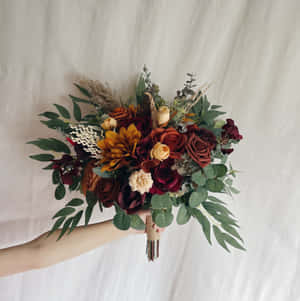 手拿著色彩豐富的秋日婚禮花束，有紅玫瑰和綠葉。 — 玫瑰花 壁紙