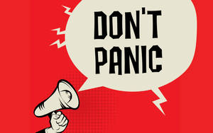 手拿擴音器，在紅色背景上以漫畫風格喊出「Don't Panic」。 — 驚爆危機 壁紙