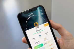手拿著電話，顯示 Meltan Pokémon GO 資料、數值和強化按鈕。 — 寶可夢 高畫質 壁紙