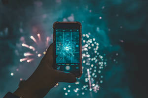 手持電話拍攝夜間多彩煙火。 — 獨立紀念日 壁紙