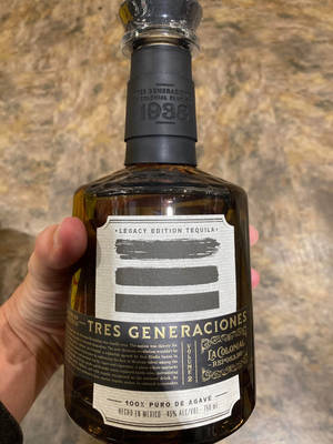 手拿Tres Generaciones Legacy Edition龍舌蘭酒瓶。 — 墨西哥 壁紙