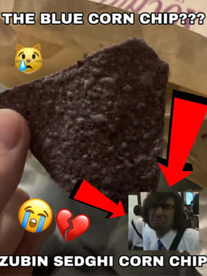 手拿著藍色玉米片，附有反應表情符號和悲傷面孔迷因。 — 3:4 壁紙