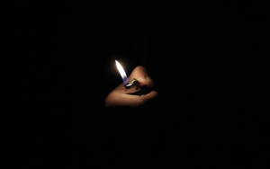 在黑暗中手持點燃的打火機 — 暗黑美學電腦 壁紙