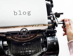 手調整復古打字機，紙上有「blog」字樣。 — 桌面 壁紙