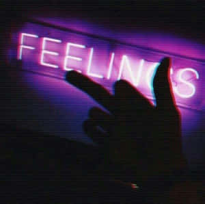 手在發光的紫色霓虹燈牌前做出和平手勢，牌上寫著 FEELINGS。 — 霓虹 壁紙