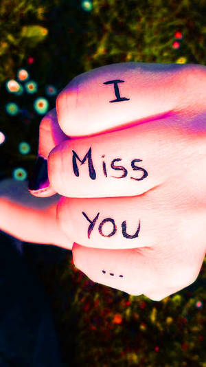 手指關節上寫著「I Miss You...」的手，背景是多彩的散景。 — 想念你 壁紙