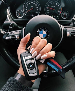 手在車廂內拿著BMW車鑰匙。 — 汽車 壁紙