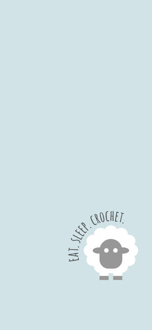 灰色羊，白色羊毛，淺藍色背景上文字 eat sleep crochet。 — 簡約 壁紙