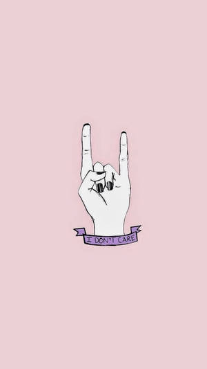 手做出搖滾手勢，橫幅寫著 'i dont care'，背景為粉紅色 — 我不在乎 壁紙