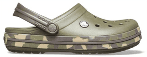 橄欖綠色Crocs木屐，帶有迷彩鞋底和可調節帶子。