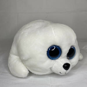 一隻白色毛絨海豹，有著閃爍的藍色大眼睛，躺著。 — Beanie Boos 壁紙