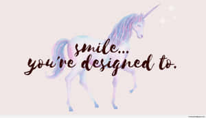 一隻帶有短語 smile you're designed to. 的粉彩水彩獨角獸。 — 獨角獸 壁紙