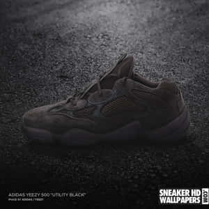 Adidas Yeezy 500 Utility Black運動鞋在濕路面上，聚光燈照射。 — 肯伊·威斯特 壁紙