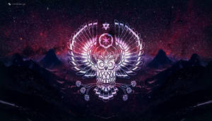 一隻發光的風格化貓頭鷹展開翅膀，在星空下盤旋於山脈之上。 — 暗黑風格 壁紙