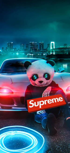 發光美元眼睛的熊貓吉祥物在夜晚霓虹燈城市中坐在跑車旁。 — 紅色至尊 壁紙