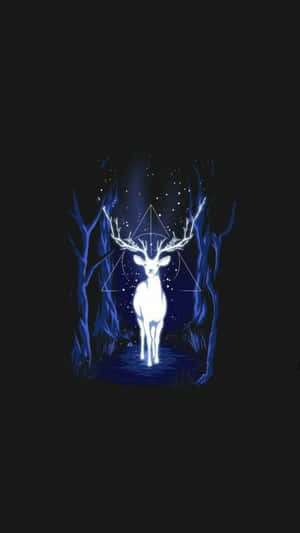 一隻發光的鹿，帶有幾何形狀的鹿角，在夜晚的深藍色森林中。 — 魔法森林 壁紙