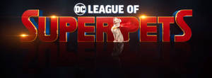 一隻穿著紅色斗篷的白狗站在DC League of Super-Pets發光的3D標題上。 — 卡通狗 壁紙