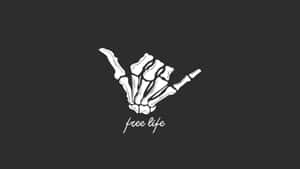 骷髏手做出夏卡手勢，深色背景上有 free life 文字 — 最酷的桌面 壁紙