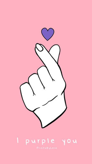 做出心形手勢的手，上方有紫色心形，文字為 I purple you — 淺紫色系美學 壁紙