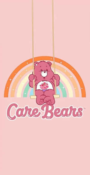 粉紅色Care Bear在彩虹下的鞦韆上，附有標誌 — 可愛熊 壁紙