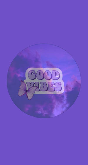 紫色蝴蝶和 good vibes 文字在紫色天空背景上。 — 藍色美學電腦 壁紙