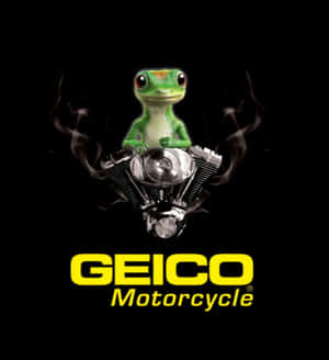 綠色壁虎吉祥物在摩托車引擎上，帶有煙霧和GEICO Motorcycle標誌。 — 省電 壁紙