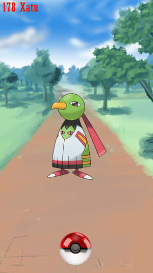一隻綠色鳥寶可夢名叫天然鳥，站在森林中的泥土小路上，腳邊有一個精靈球。 — 野生動物 壁紙