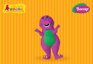 紫色恐龍角色Barney，腹部綠色，在橙色條紋背景上。 — 搞笑猴子 壁紙