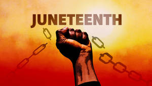 舉起的拳頭打破鎖鏈，帶有 Juneteenth 文字，背景熾熱 — 懲罰者標誌 壁紙